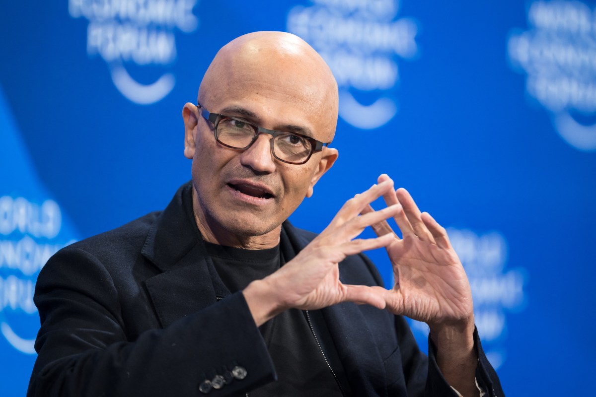 Microsoft concurează deschis cu OpenAI și Anthropic